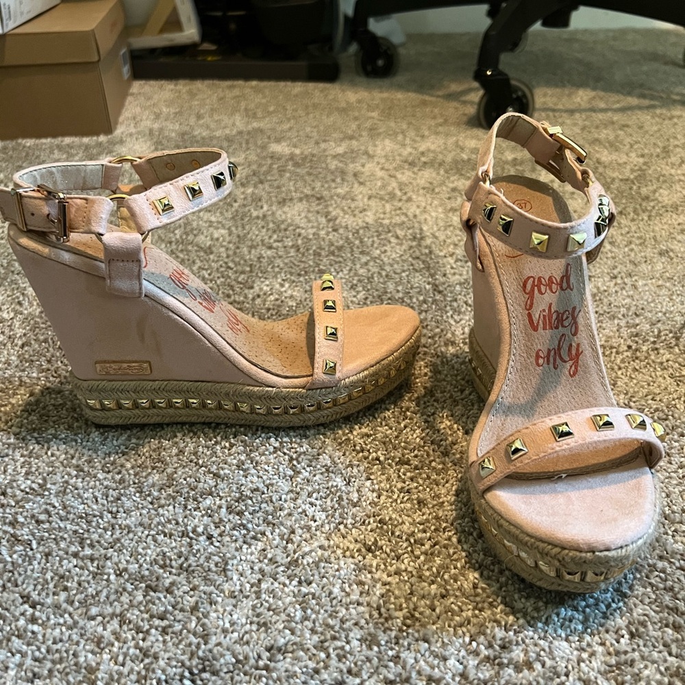 Pink suede wedges with gold studs
